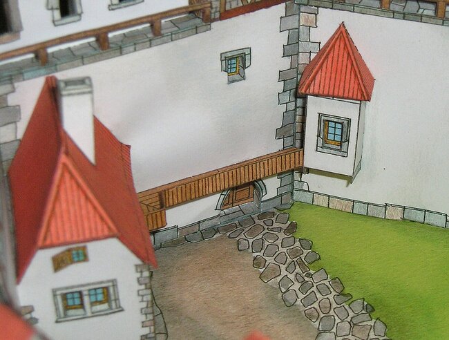 Dvojice stejného pohledu na hrad Okoř, v hradbách papírového modelu. | © Archiv Erkotyp