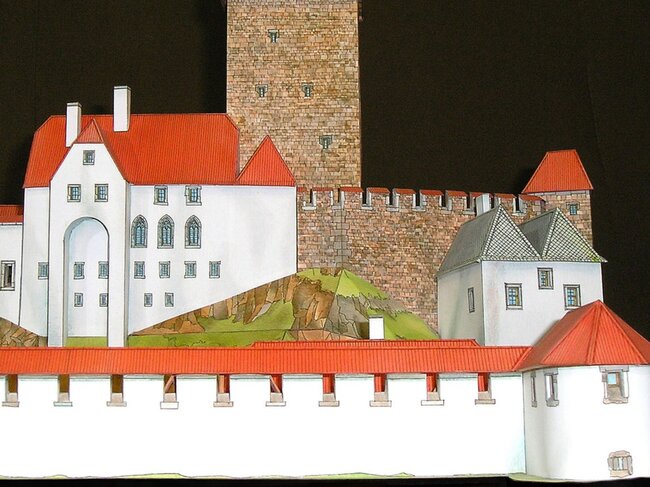 Pohled na modelové zpracování hradu Okoř arch. Richardem Vyškovským v porovnání s předchozím snímkem současného stavu hradu ze zhruba stejného úhlu pohledu. | © Richard Vyškovský ml.