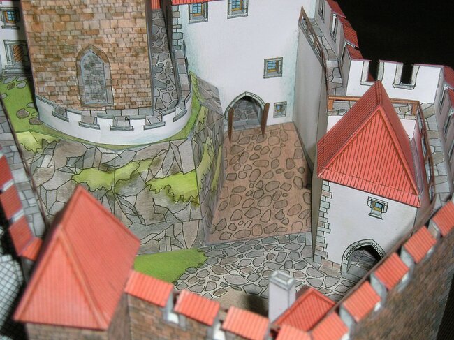 Nádvoří hradního jádra Okoře na modelu arch. Richarda Vyškovského | © Archiv Erkotyp