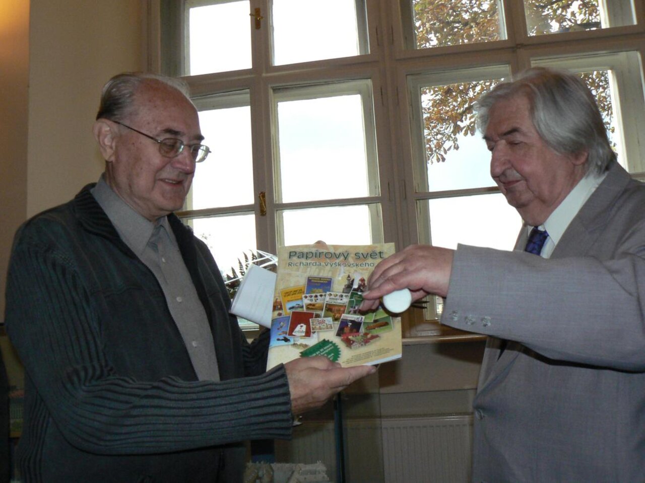 Setkání legend časopisu ABC, dlouholetého šéfredaktora Vlastislava Tomana (vlevo) a Richarda Vyškovského, na výstavě jeho modelů v Muzeu Karlova mostu v roce 2009. | © Zbyněk Konvička