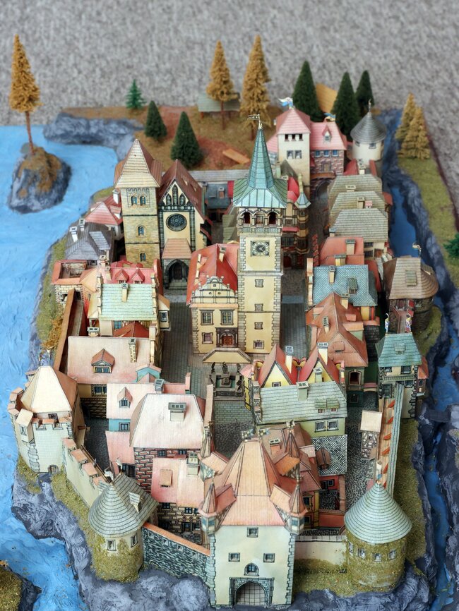 První část městské památkové rezervace, fiktivního města. Komplex staveb nicméně vychází z reálných objektů a tvoří názornou 3D encyklopedii stavebních slohů. | © Martin Pekárek