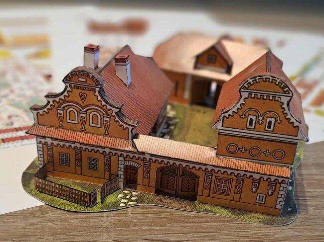 Vedle hradů Richard Vyškovský rád pracoval také na modelech lidové architektury. Na snímku je jihočeský statek s typickými prvky selského baroka. | © Zbyněk Konvička