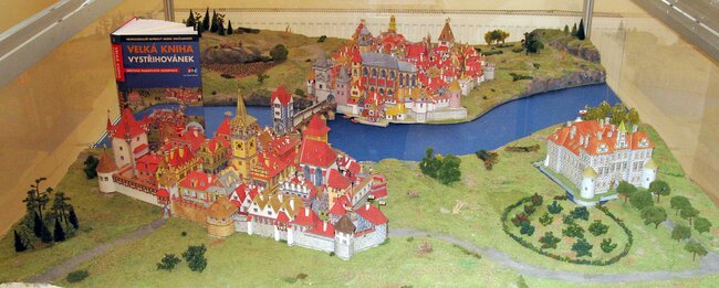 Městská památková rezervace, souměstí dvou historických fiktivních měst (vychází ovšem z reálných objektů) spojených s kamenným mostem a renesačním zámkem je se svými 6 310 díly na 132,5 stranách A4 patrně největším papírovým modelem současnosti. | © Stanislav Fajkus