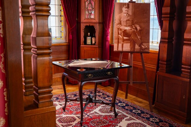 Rozkládací karetní stoleček v hracím koutě pánského pokoje | © Jan Vlček