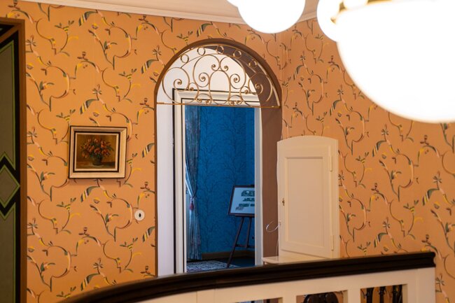 Mosazná mříž v oblouku vedoucím k hostinskému pokoji | © Jan Vlček