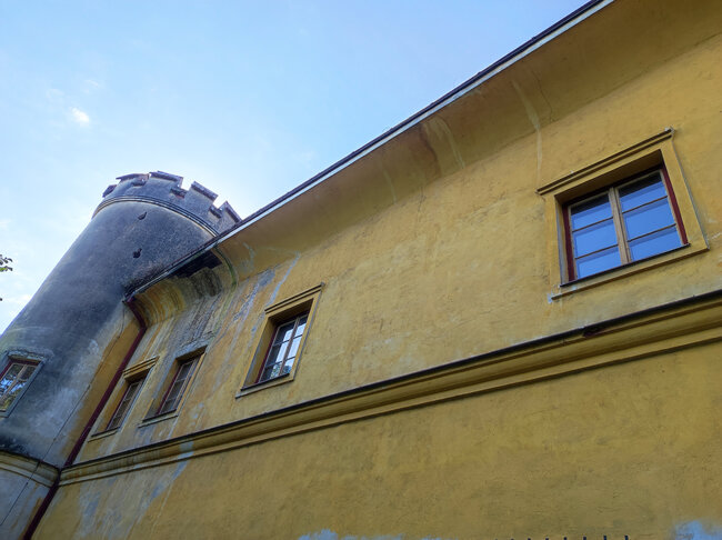 Detail fasády hlavní budovy s okny | © Michal Běhan