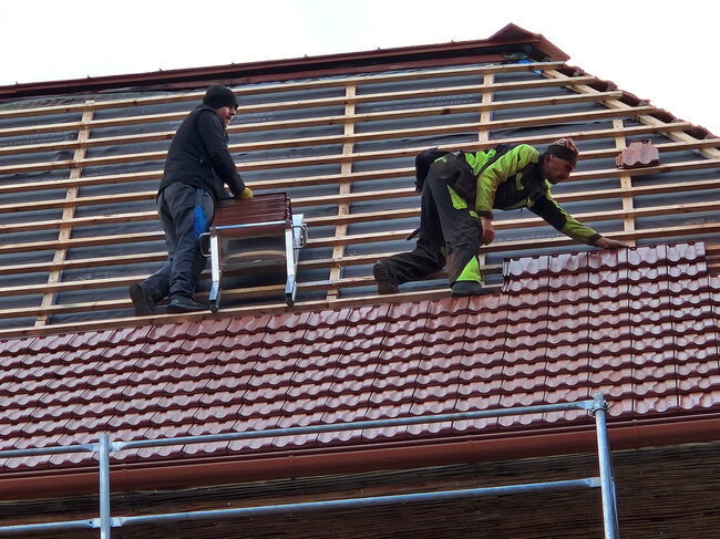 Práce během výměny střešní krytiny | © Michal Běhan