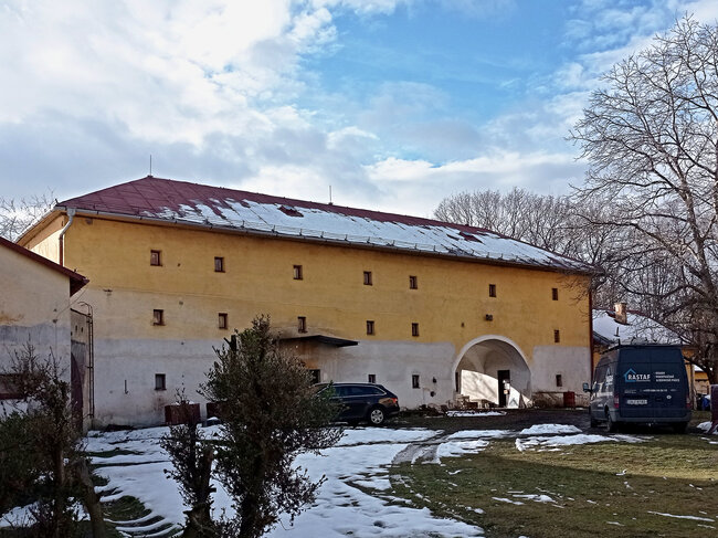 Pohled na sýpku od konírny | © Michal Běhan