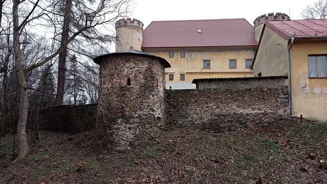 Kamenné ohrazení areálu zámku | © Michal Běhan