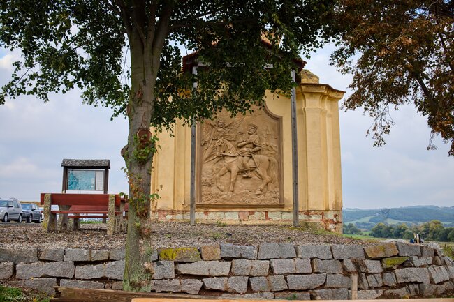 V blízkosti zaniklého kostela se nachází výklenková kaple sv. Václava. | © Laurencia Helásková