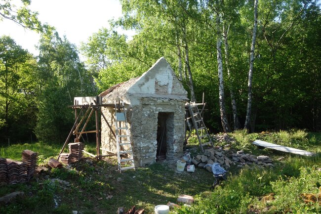 Stavební práce na věštínské kapličce probíhaly během roku 2025. | © Jiří Novák