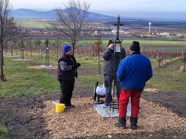 Starovičky, Křížová cesta P. Václava Drboly – stavební a dokončovací práce, vč. vsazení skleněných hranolů | © Vladimír Drbola, starosta obce