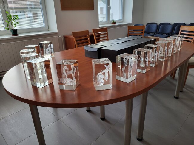 Starovičky, Křížová cesta P. Václava Drboly – skleněné hranoly s prostorovými 3D grafikami před vsazením do křížů, výrobu provedla firma Glasstech, s.r.o.  ze Železného Brodu | © Vladimír Drbola, starosta obce