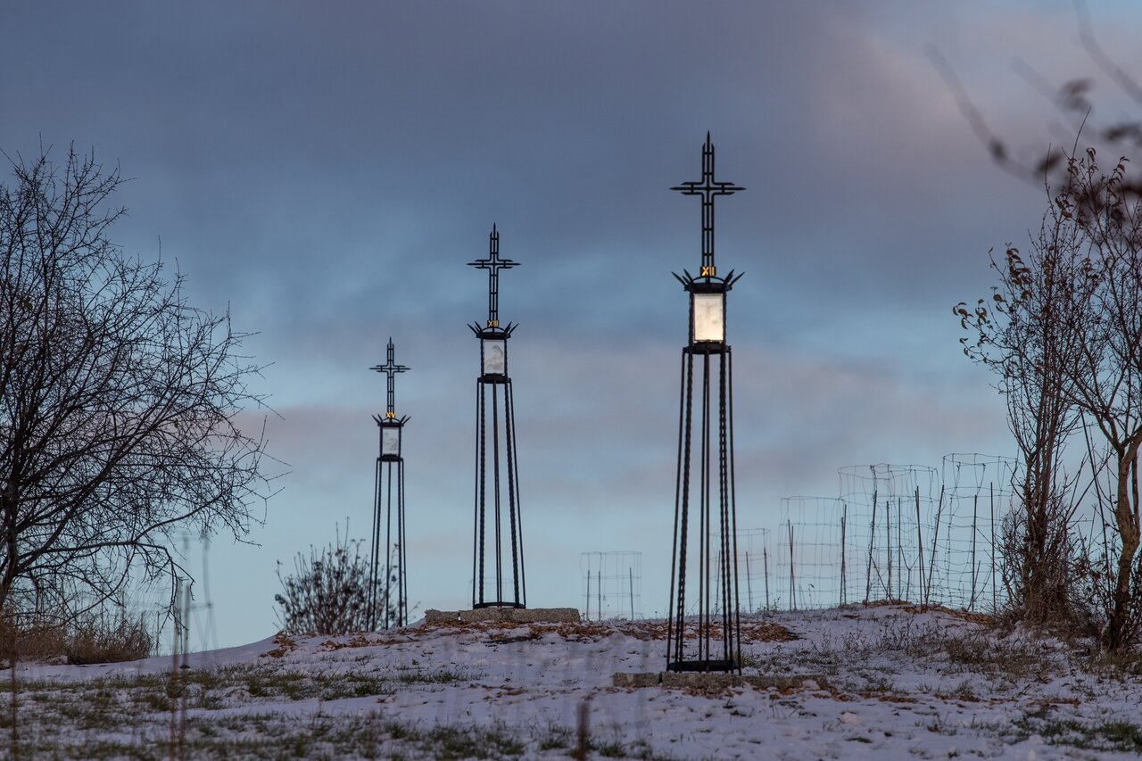 Starovičky mezi Hustopečemi a Velkými Pavlovicemi, Křížová cesta P. Václava Drboly se 14 zastaveními byla slavostně představena 23. listopadu 2025. | © Josef Janoušek, Starovičky
