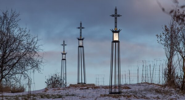 Starovičky mezi Hustopečemi a Velkými Pavlovicemi, Křížová cesta P. Václava Drboly se 14 zastaveními byla slavostně představena 23. listopadu 2025. | © Josef Janoušek, Starovičky