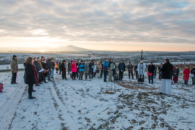 Starovičky, Křížová cesta P. Václava Drboly s výhledem na Pavlovské vrchy a Novomlýnské nádrže na Dyji – žehnání 23. listopadu 2025 za účasti místních obyvatel a generálního vikáře brněnské diecéze Pavla Kafky  | © Josef Janoušek, Starovičky