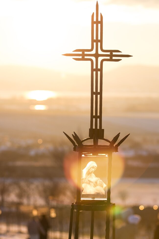 Starovičky, Křížová cesta P. Václava Drboly – detail 13. zastavení, Pieta, při západu slunce nad Pálavou | © Josef Janoušek, Starovičky