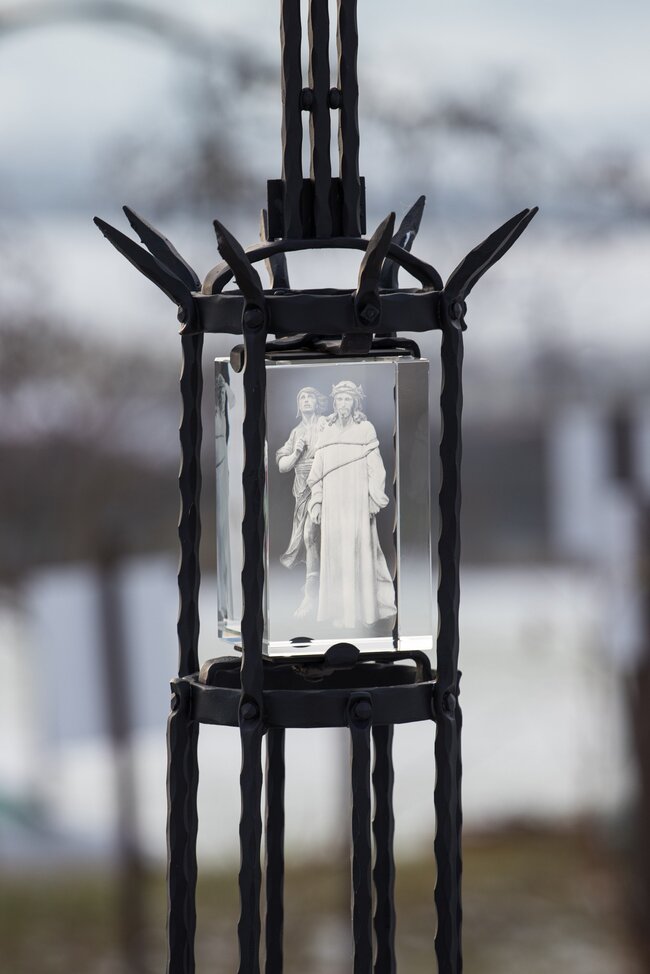 Starovičky, Křížová cesta P. Václava Drboly – detail 1. zastavení, Pilátův soud, dle předlohy Bohutické křížové cesty | © Josef Janoušek, Starovičky