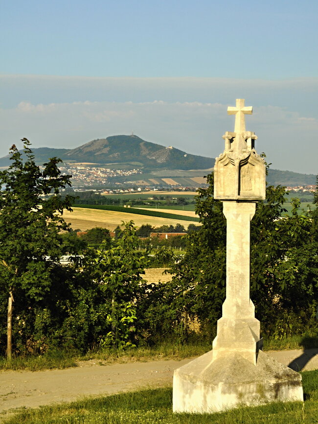 Starovičky, gotická boží muka s výhledem na Pavlovské vrchy při začátku křížové cesty – pochází z přelomu 15. a 16. století | © Vladimír Drbola, starosta obce