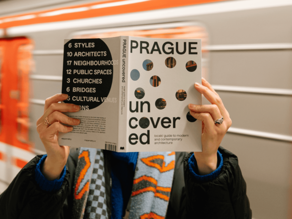 Anglický průvodce představuje celkem 70 staveb napříč architektonickými styly a obdobími. | © Mapamátky