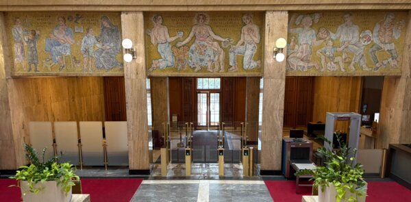 Praha-Nové Město, Ministerstvo zdravotnictví ČR – zlaté kontrolní turnikety a boční zábrany z mléčného skla v kontrastu s mozaikou od Františka Kysely | © Archiv COMINFO a. s.