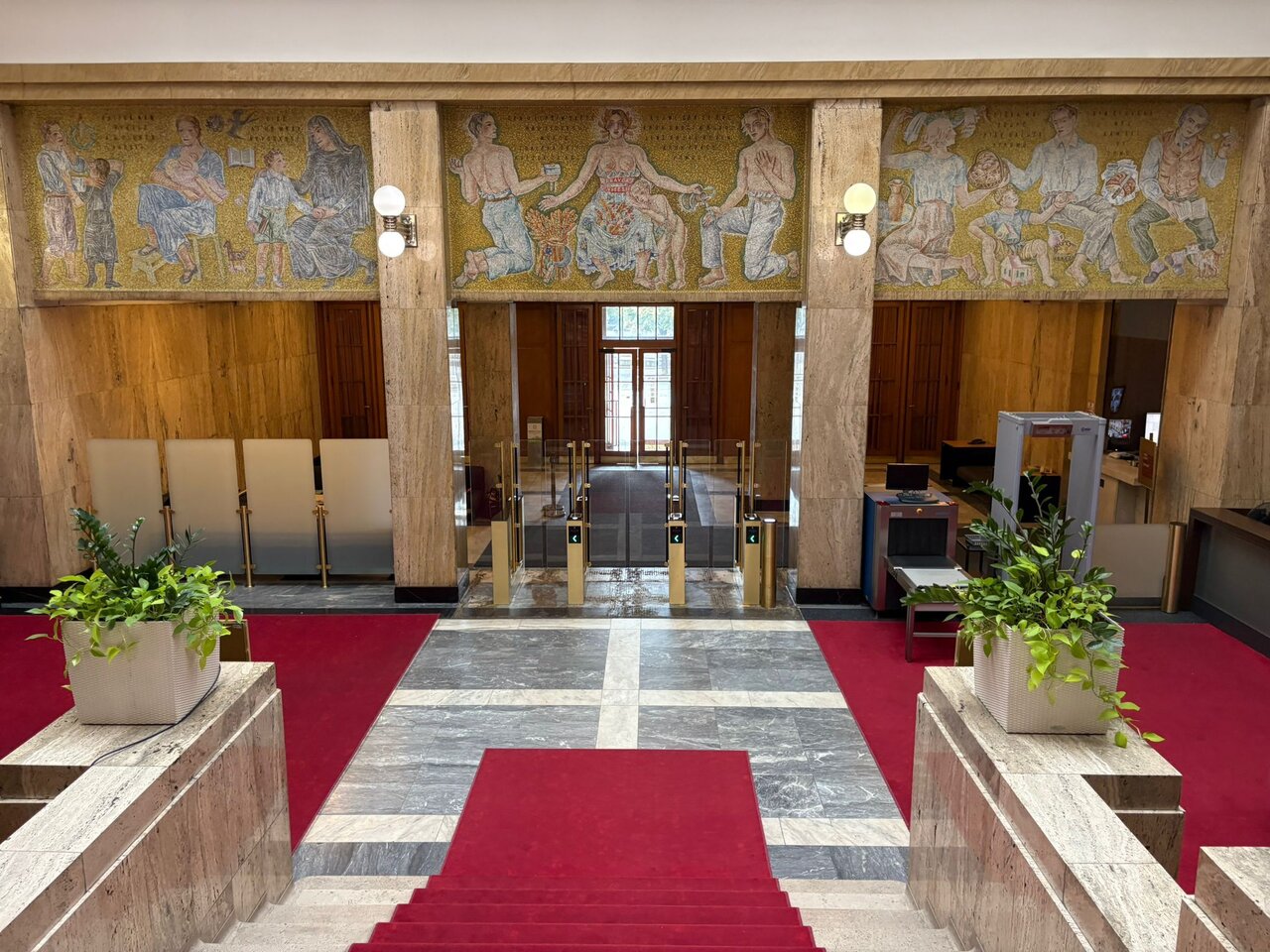 Praha-Nové Město, Ministerstvo zdravotnictví ČR – zlaté kontrolní turnikety a boční zábrany z mléčného skla v kontrastu s mozaikou od Františka Kysely | © Archiv COMINFO a. s.