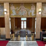 Praha-Nové Město, Ministerstvo zdravotnictví ČR – zlaté kontrolní turnikety a boční zábrany z mléčného skla v kontrastu s mozaikou od Františka Kysely | © Archiv COMINFO a. s.