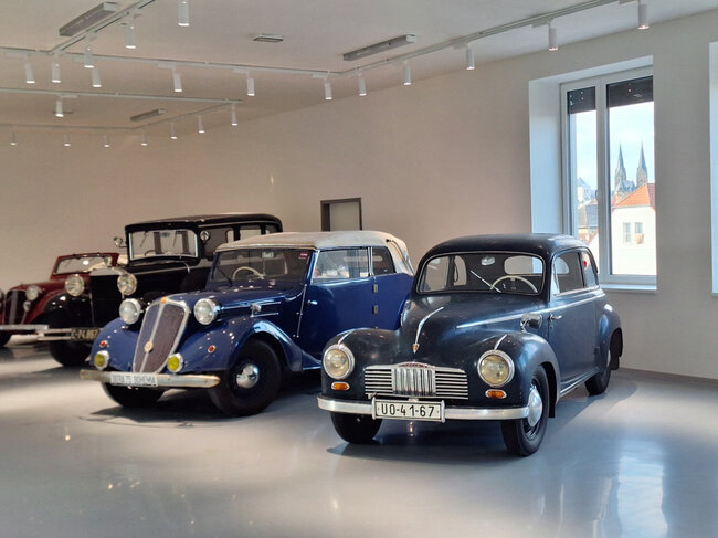 Pohled do expozice historických automobilů | © Pardubický kraj