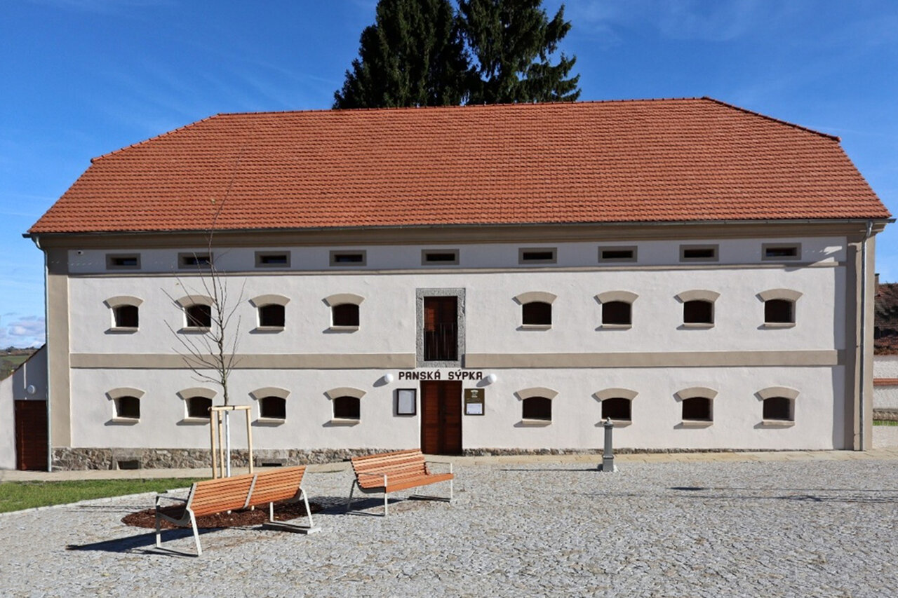 Celkový pohled na obnovenou sýpku | © Archiv Sdružení historických sídel Čech, Moravy a Slezska