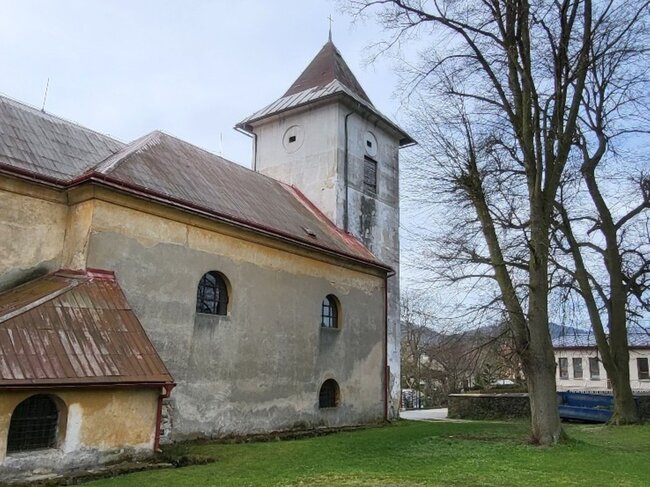 Kostel sv. Bartoloměje v roce 2023 s provizorní jehlanovou střechou, která byla na věži od roku 1992. | © Archiv města Žandov