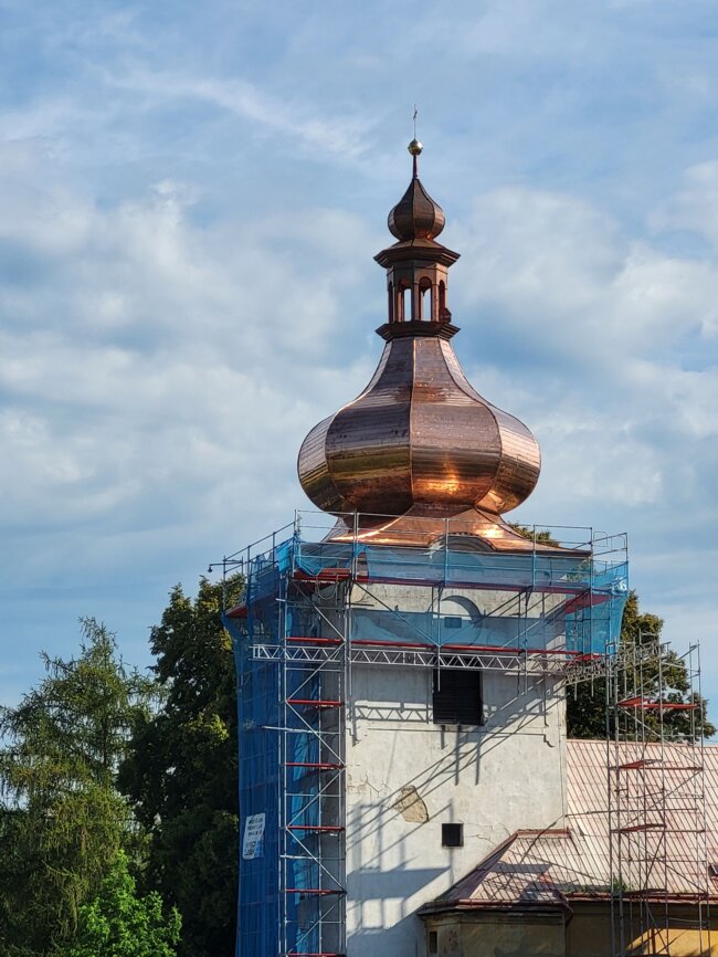 Nová cibulová báň po vyzvednutí na věž kostela | © Archiv města Žandov