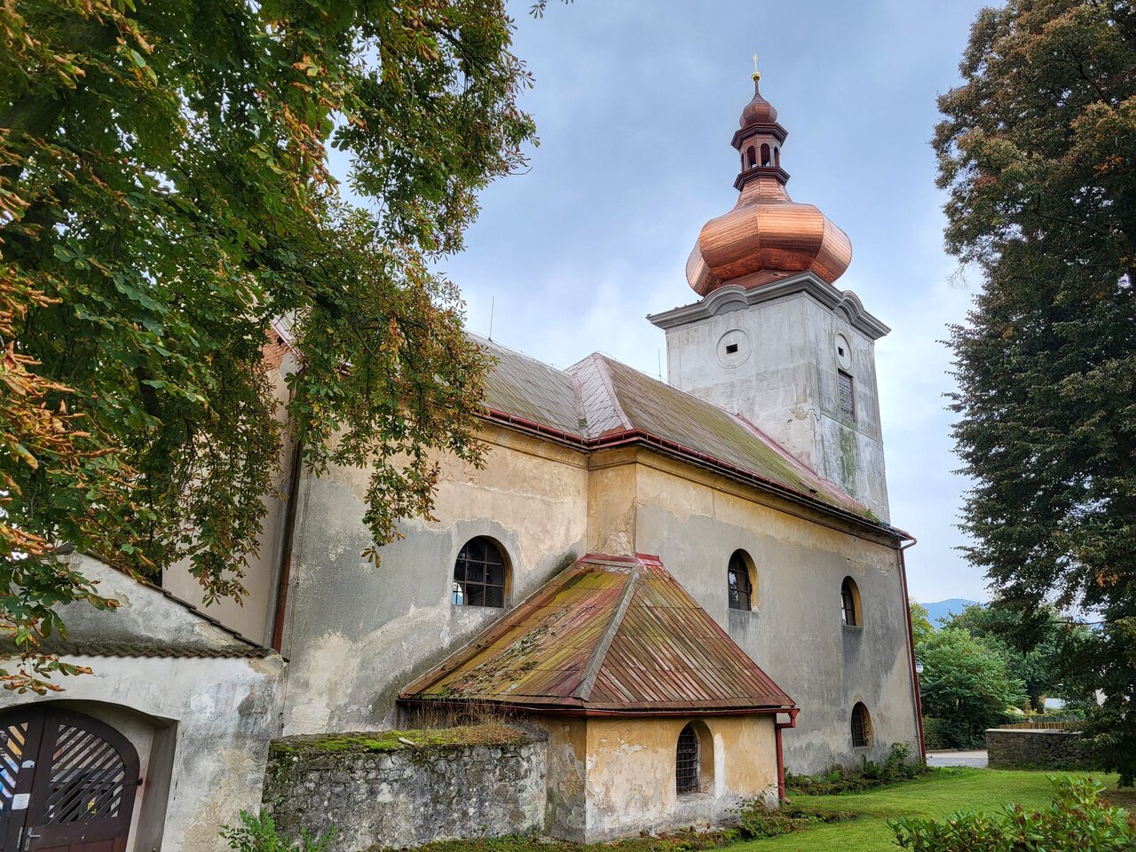 Celkový pohled na kostel sv. Bartoloměje s novou střešní bání na věži | © Archiv města Žandov