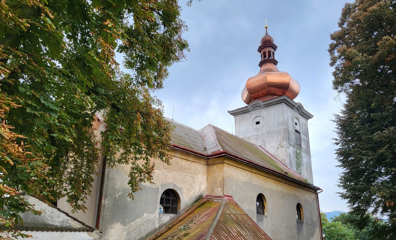 Celkový pohled na kostel sv. Bartoloměje s novou střešní bání na věži | © Archiv města Žandov