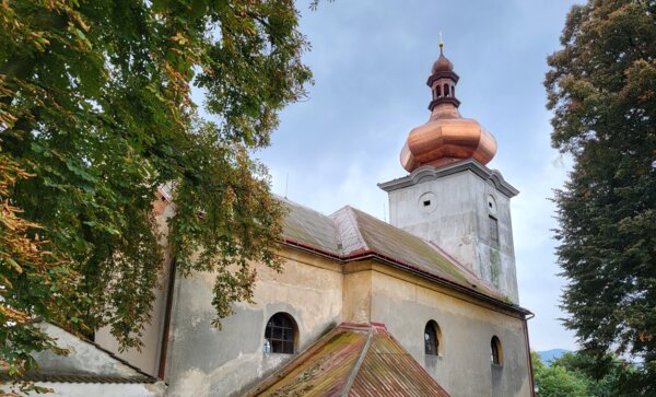Celkový pohled na kostel sv. Bartoloměje s novou střešní bání na věži | © Archiv města Žandov