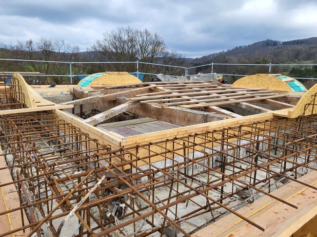 Budování nové římsy pod střešní báň | © Archiv města Žandov