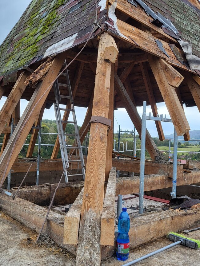 Demontáž jehlanové střechy | © Archiv města Žandov