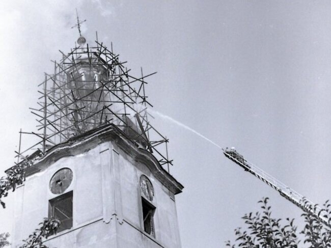 Pohled na kostelní věž při požáru v roce 1975 | © Archiv města Žandov