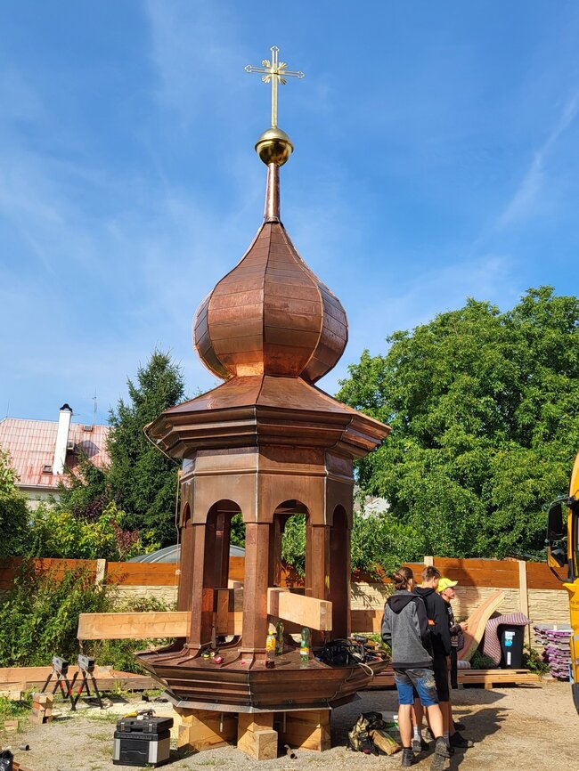 Nová lucerna před vyzvednutím na kostelní věž | © Archiv města Žandov