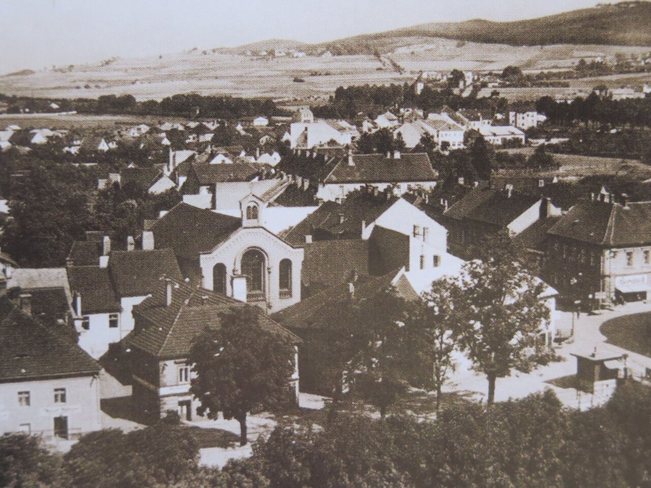 Pohled na Bezděkov (Nové Strakonice) se synagogou a židovskou částí města, která byla v 70. letech celá zbourána. | © Archiv Jana Malířského
