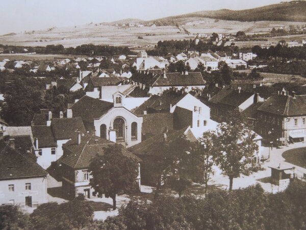 Pohled na Bezděkov (Nové Strakonice) se synagogou a židovskou částí města, která byla v 70. letech celá zbourána. | © Archiv Jana Malířského
