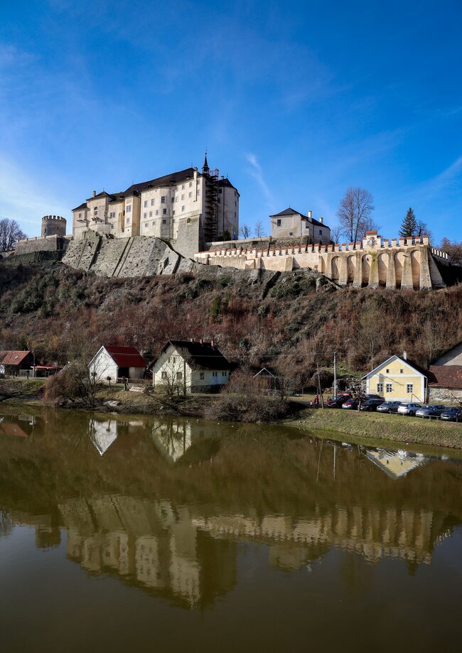 Český Šternberk, rodový hrad rodu Šternberků se vypíná na ostrohu nad řekou Sázavou. | © Archiv Františka Záruby