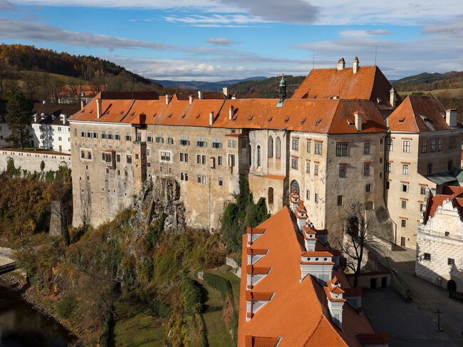 Hrad a později také zámek Český Krumlov byl majestátním sídlem mocného jihočeského rodu Rožmberků. Je to také druhý nejrozsáhlejší hradní komplex v Česku, po Pražském hradě. | © Archiv Františka Záruby