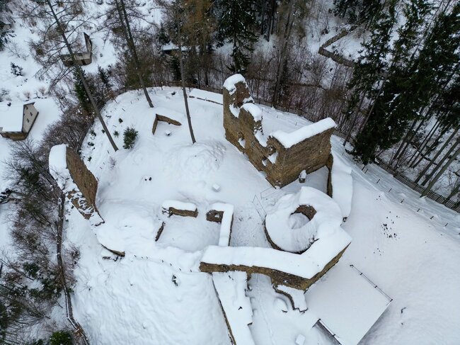 Detailnější letecký pohled na jádro hradu Pořešín u řeky Malše.  | © Archiv Františka Záruby