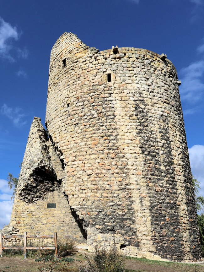 Detailní záběr na torzo věže hradu Michalovice | © Archiv Františka Záruby