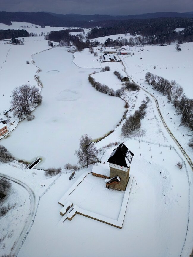 Tvrz Tichou najdeme až u rakouských hranic. Obnovuje ji a stará se o ni spolek Hrady na Malši. | © Archiv Františka Záruby
