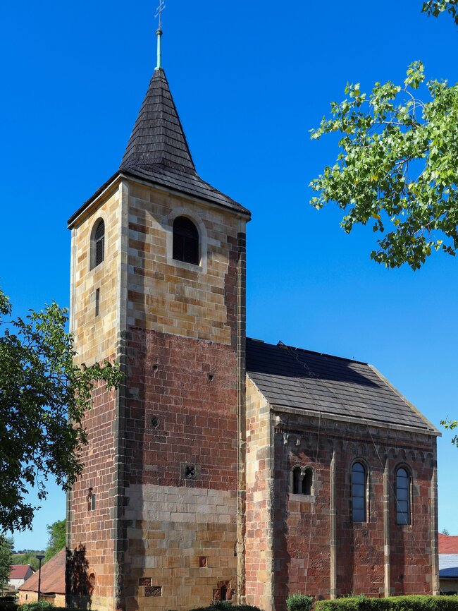 Románský kostel sv. Jakuba Většího ve Vroutku byl postaven na konci 12. století. Původně byl součástí opevněného komplexu spolu se šlechtickým sídlem Hrabišiců.  | © Archiv Františka Záruby