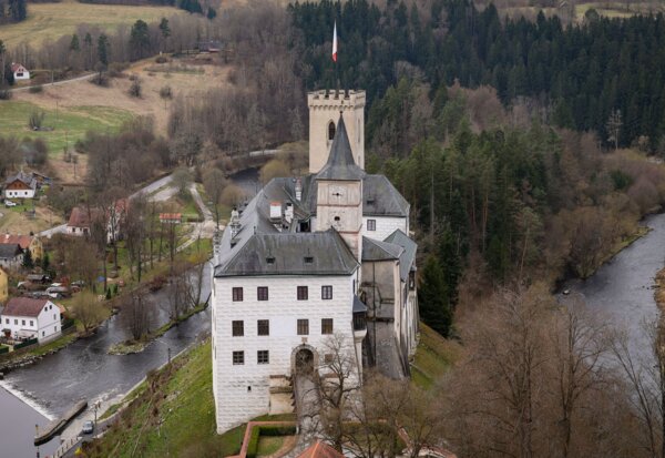 Dolní hrad Rožmberk byl přestavěn na pohodlnější zámeckou rezidenci. | © Archiv Františka Záruby