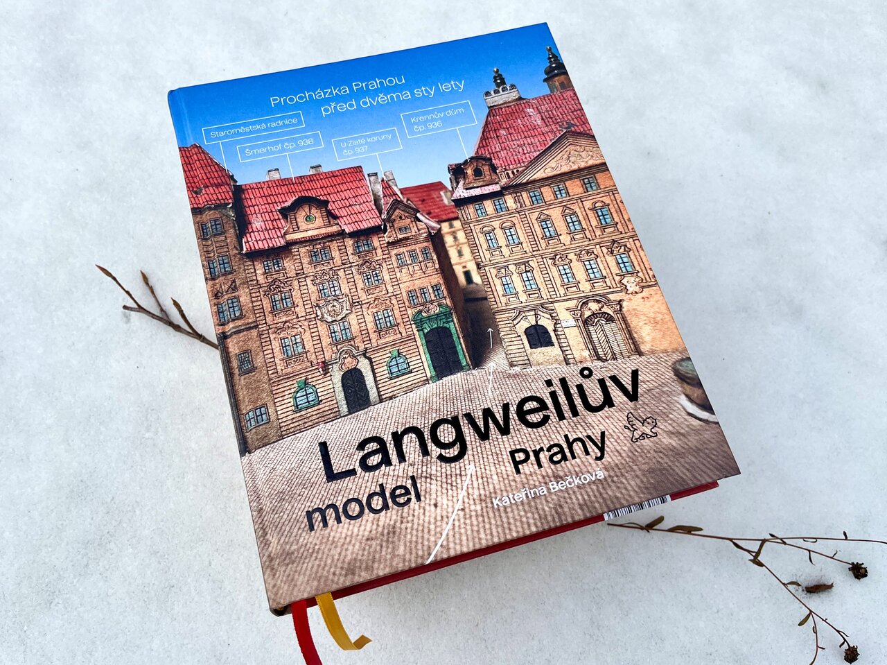 Langweilův model Prahy je výpravná publikace s 285 snímky města s komentáři, které přibližují podobu Prahy před 200 lety. | © Barbora Hromádková