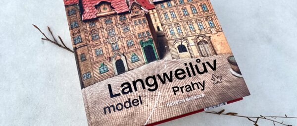 Langweilův model Prahy je výpravná publikace s 285 snímky města s komentáři, které přibližují podobu Prahy před 200 lety. | © Barbora Hromádková