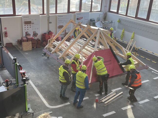 Střediskem v Dolních Jirčanech prošla dlouhá řada pokrývačů, které se zde zdokonalovali v řemesle i pro střechy historických objektů. | © Wienerberger s.r.o.